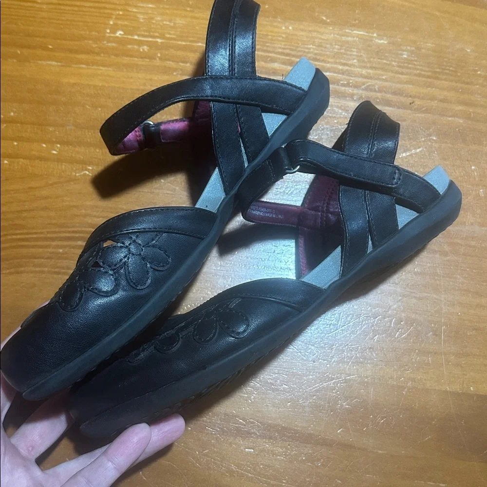 BareTraps Black Sandals with Floral Design - Picture 3 of 7